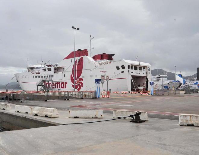 Il vento sferza l’isola, cancellate le corse serali 