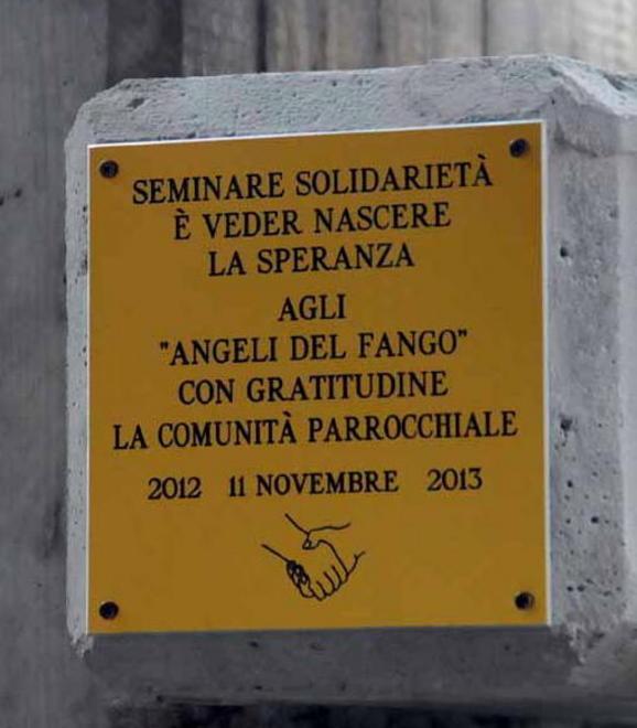 Targa e diplomi per celebrare la solidarietà 