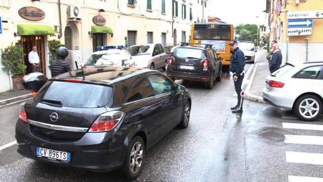 Caduta da scooter, gemelli feriti