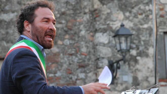 Dimissioni in blocco in consiglio, cade Bellumori