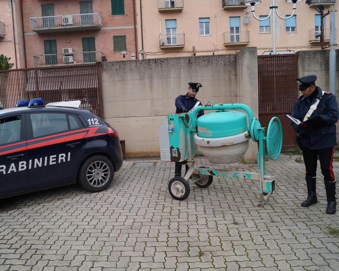 Rubano una betoniera da un cantiere edile, arrestati 