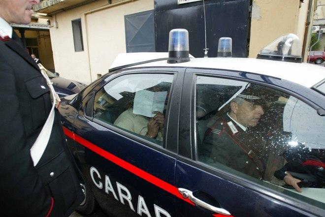Tenta di adescare clienti in pieno giorno e poi aggredisce i carabinieri 