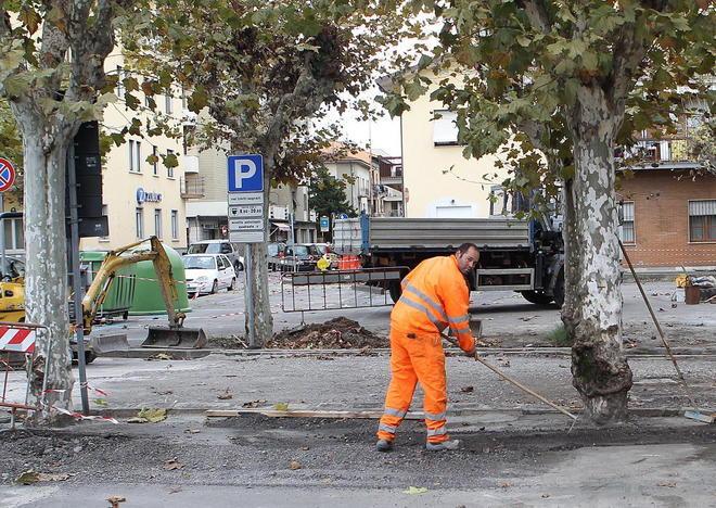 Nuovo asfalto nel parcheggio di piazza Cesare Battisti