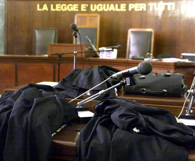 «Rapinata dopo aver fatto sesso» Ex poliziotto rinviato a giudizio 