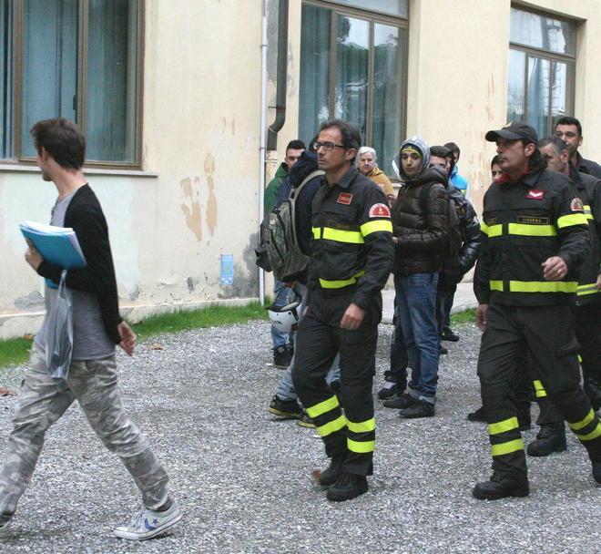 Studenti fuori dalle aule dentro pompieri e Asl