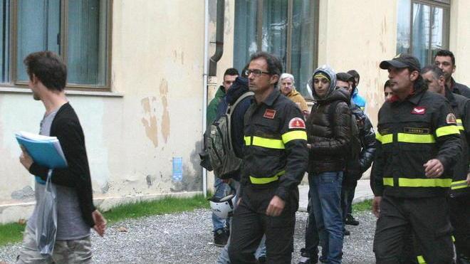 Studenti fuori dalle aule dentro pompieri e Asl