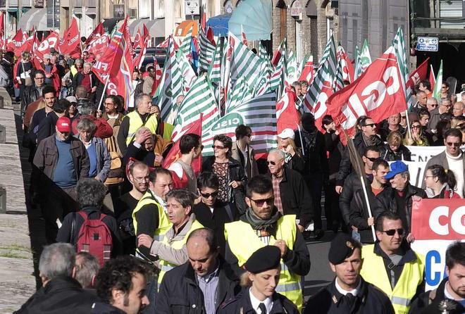 Mille in corteo per chiedere la modifica alla legge di Stabilità 