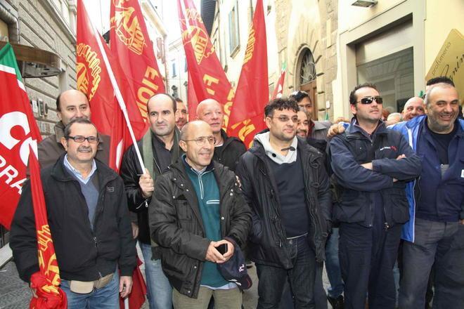 Sciopero generale e manifestazione davanti alla Prefettura di Prato 