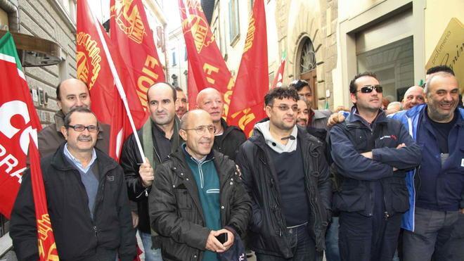 Sciopero generale e manifestazione davanti alla Prefettura di Prato