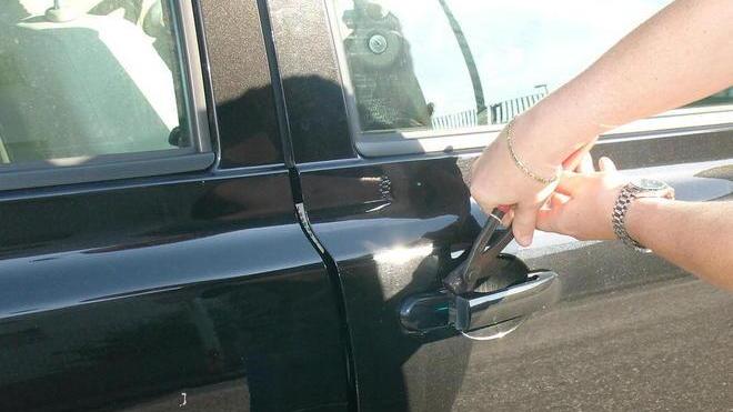 Sfondano i vetri e rubano nelle auto di Tavano e Bassi