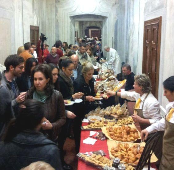 Prato, quando i dolci significano solidarietà: per 70 famiglie la spesa è garantita 