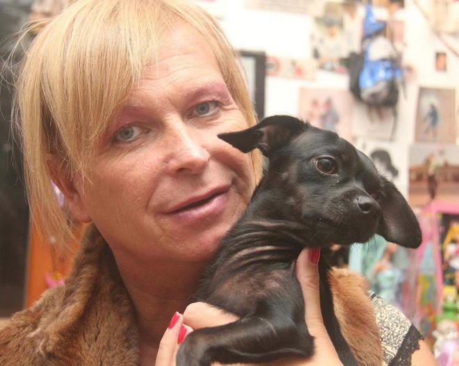 La maestra Greta in aula: “Ora donna anche all’anagrafe” 