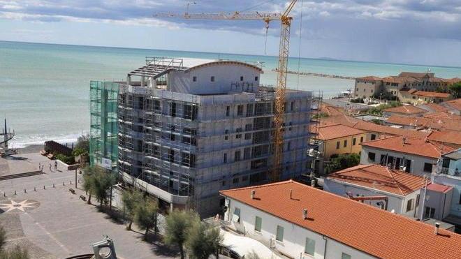 Hotel Lido, prezzo in calo. Ora si vende per 4,8 milioni