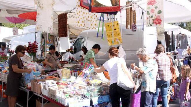 Via da piazza Crispi i banchi del mercato