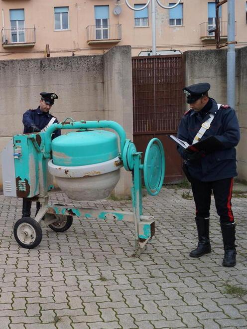 Rubano una betoniera, arrestati 