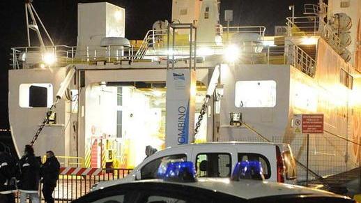 Nave bloccata in porto da una bomba