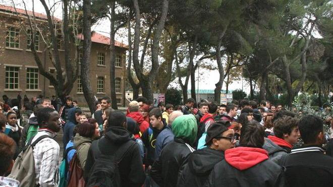 La pulizia dei muri tocca agli studenti