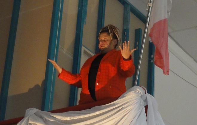 Elena e il disastro, tra tristezza e parodia 