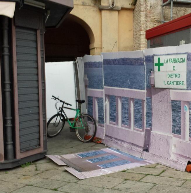 Il vento sradica i pannelli del cantiere