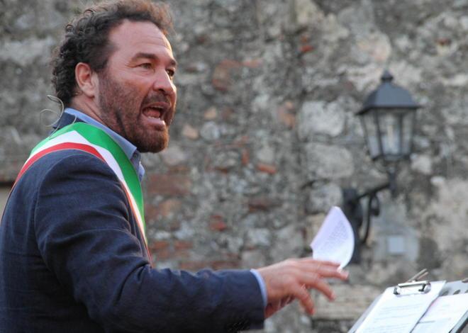Si dimettono in nove, cade Bellumori 