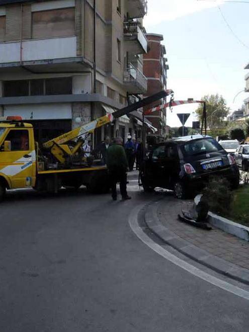 Auto perde controllo alle rotatorie 