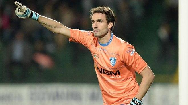 Stavolta sul gradino più alto c’è il portiere Bassi