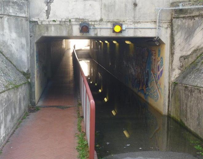 Lungarno Pacinotti ancora al buio mentre il sottopasso resta allagato 