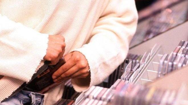 «Mia figlia ha rubato in negozio? Ho da fare, pensateci voi»
