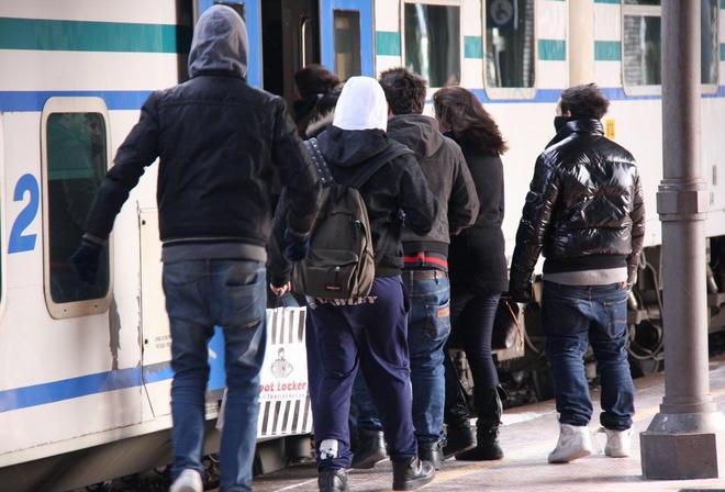 Ritardi dei treni, un veicolo è rimasto sui binari 