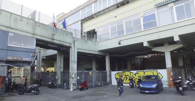 Studenti minacciati fuori dalla scuola 