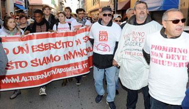 Lucchini, solo in mille in piazza per difendere la fabbrica 