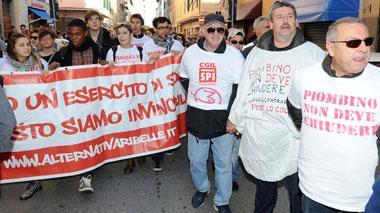 Lucchini, solo in mille in piazza per difendere la fabbrica