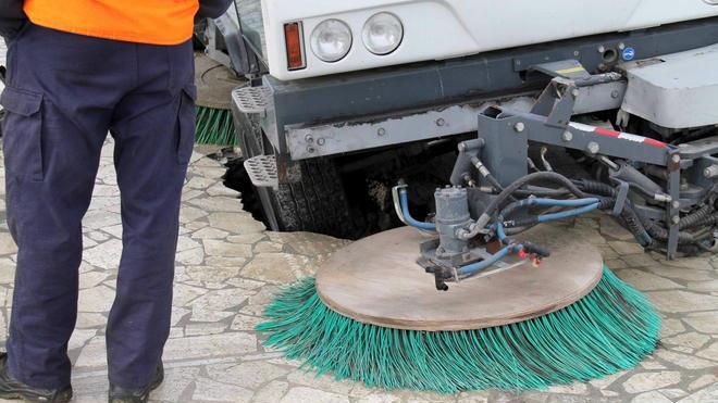 Spazzatrice della Sea sprofonda in una voragine apertasi sul Molo di Viareggio