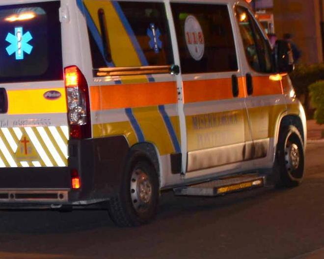 I cinghiali attraversano la Fi-Pi-Li, madre e figlia finiscono fuori strada 