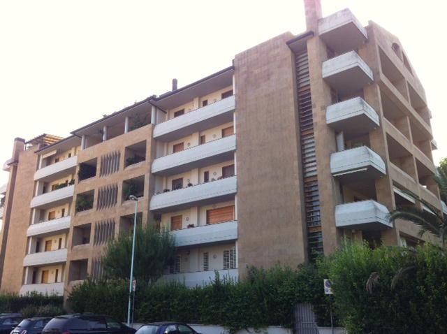 Il notaio contro l’architetto: la guerra infinita sulle canne fumarie 
