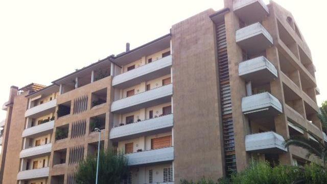 Il notaio contro l’architetto: la guerra infinita sulle canne fumarie
