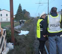 Tragedia sui binari, travolto e ucciso dal treno riesce a salvare il cane