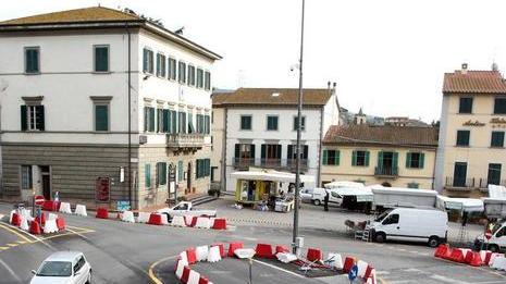 Cinquecento firme contro la rotonda nella piazza Berni