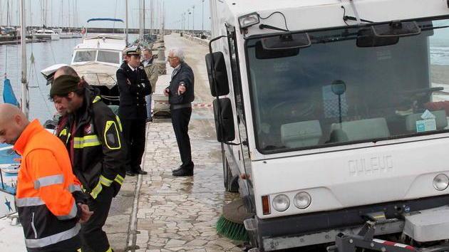 Passa il mezzo Sea, il molo si apre