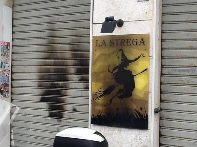 Danno fuoco all’insegna del bar La Strega 