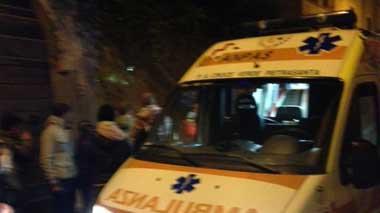 Botte in pieno centro a Pietrasanta, ventenne in ospedale