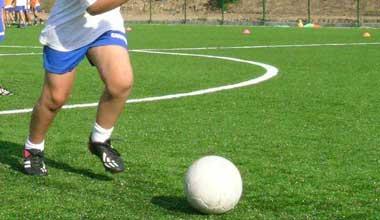 Prende a calci l’avversario durante il match: partita sospesa per 5 minuti 