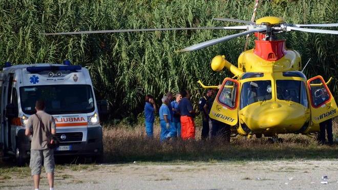 Pensionato muore sotto al trattore