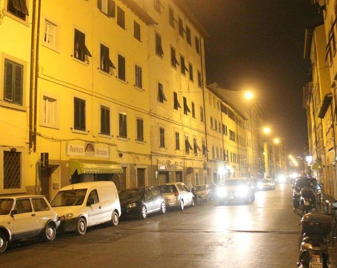Danneggia 18 mezzi in via Palestro, è agli arresti domiciliari