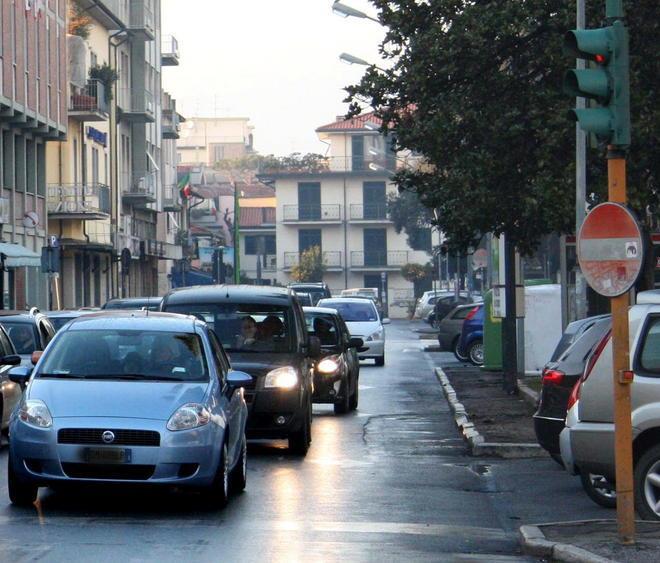 Code continue alla stazione: «Si tolga un semaforo» 