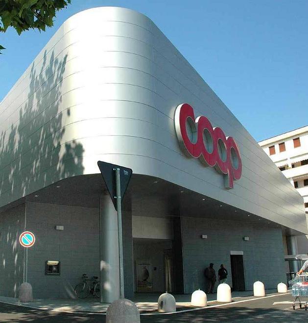 Poliziotto fuori servizio blocca una ladra che cerca di derubare un’anziana alla Coop