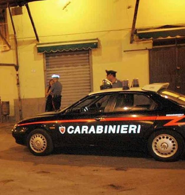 Calci e pugni alla convivente per avere le chiavi dell’auto: arrestato per rapina