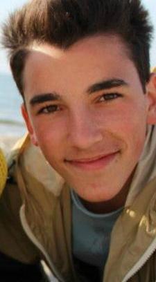 Una fiaccolata per ricordare Yuri morto a soli 17 anni 