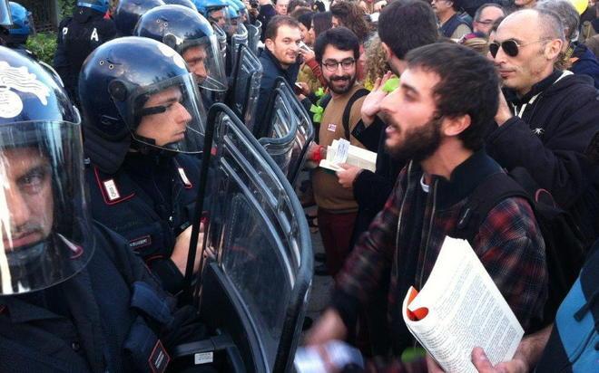 Un assedio pacifista tra abbracci e sorrisi 