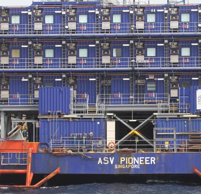 Addio alla Pioneer La nave albergo abbandona il Giglio